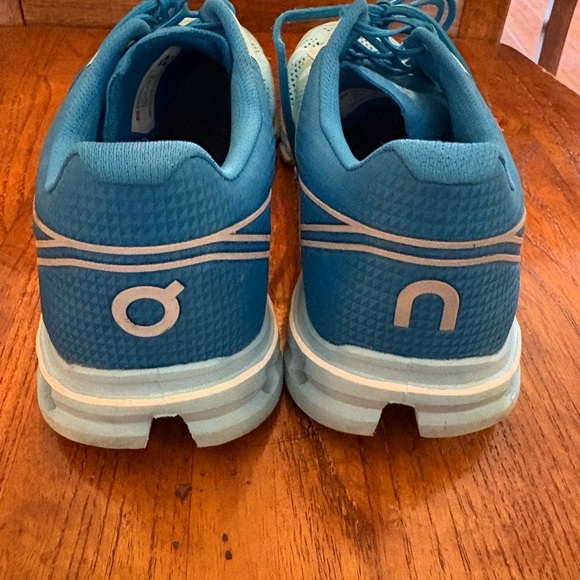 On Running Cloud Women’s Size 9 Blue & White Running Shoes – Swiss Engineering - Picture 4 of 9